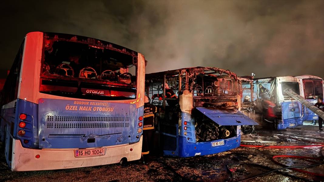 Otobüslerin bulunduğu park alanında yangın çıktı 5